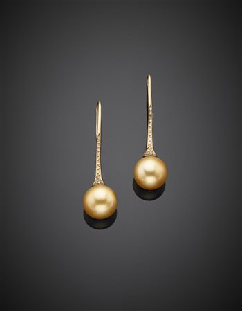 Orecchini pendenti in oro rosso 375/1000 con diamanti sul gambo a tenere due...