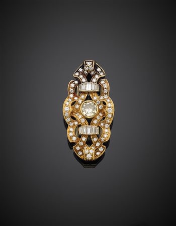 *MISSIAGLIABroche a volute in oro giallo con diamanti rotondi e a baguette,...