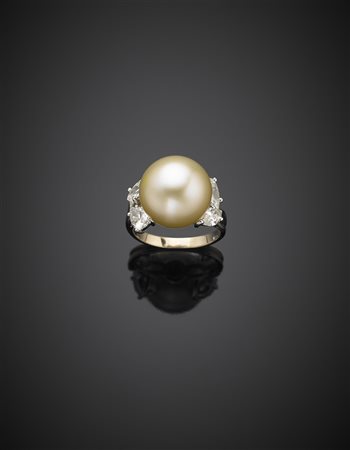 Anello in oro bianco con due diamanti a goccia e due a navette per...