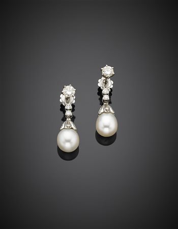 Orecchini pendenti in oro bianco rifiniti con diamanti e terminati da due...