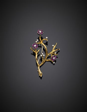 Spilla in oro giallo a guisa di ramo fiorito con diamanti e rubini, fiori...