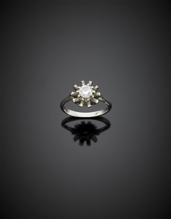 Anello in oro bianco con diamante solitario di ct. 0,40 circa, g 3,32 misura...