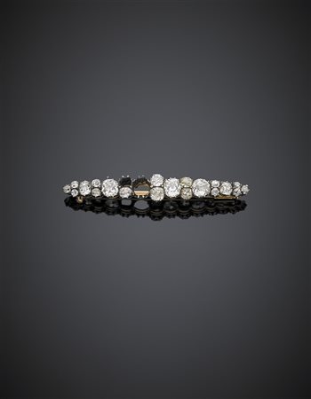 Broche a barretta in oro giallo e argento con diamanti taglio a cuscino, g...