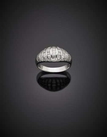 Anello in oro bianco bombato con fasce di diamanti baguette, g 4,70 misura...