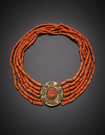 Collana a scalare a sei fili di cilindri di corallo arancione, il centrale di...