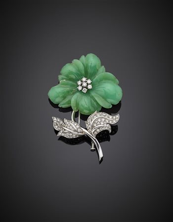 PETOCHIBroche in oro bianco e diamanti a guisa di fiore con corolla in...