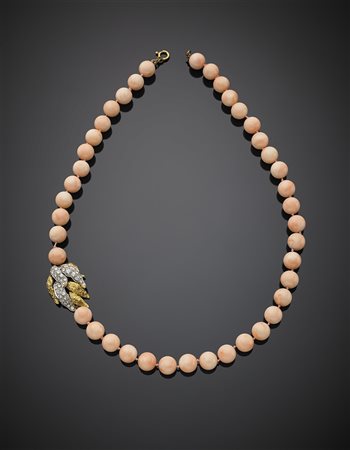 Collana in corallo rosa variegato con chiusura e centrale in oro giallo e...