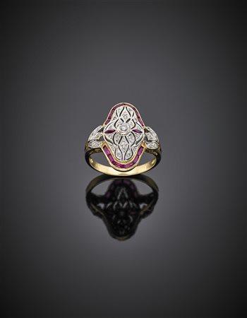 Anello in oro giallo e bianco, rifinito con diamanti e rubini calibré, g 6,40...