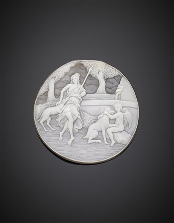 BALZANOCammeo rotondo in conchiglia, con raffigurata Diana cacciatrice con...