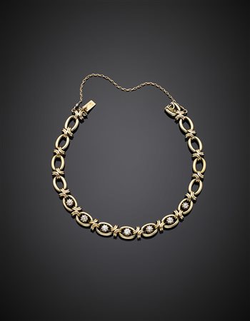 Bracciale a catena in oro giallo 582/1000 con sette diamantini, g 14,02....