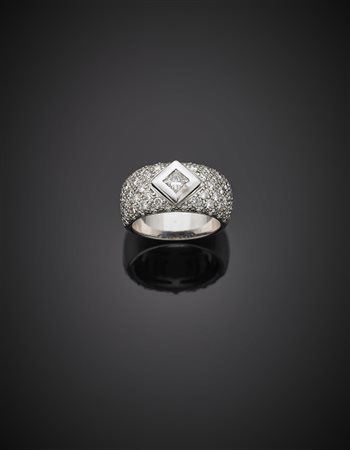 Anello a fascia in oro bianco, diamanti a pavè e diamante carré in centro, g...