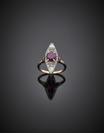 Anello a marquise in oro giallo e bianco con diamanti di varia forma, al...