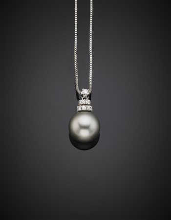 DAMIANIPerla grigia di mm 12,19 circa e diamanti a formare un pendente con...