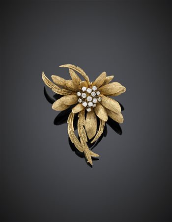 Broche in oro giallo cesellato a guisa di fiore con pistilli in diamanti, g...