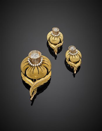 Demi-parure composta da broche e orecchini a guisa di papaveri di manifattura...