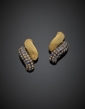 Orecchini in oro giallo e zaffiri, g 17,52, lungh. cm 3,20 circa.-ENSapphire...