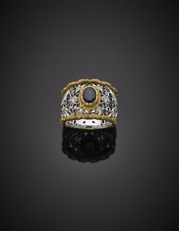 Anello a fascia traforata in oro bianco e giallo, diamanti, zaffiro ovale...