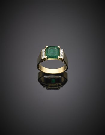 Anello in oro giallo con diamanti carrè ai lati di uno smeraldo ottagonale, g...