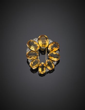 Broche in oro giallo e argento con otto quarzi citrini ovali distanziati tra...
