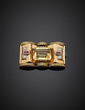 Spilla in oro giallo e bianco con rubini, diamanti e al centro quarzo citrino...