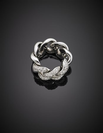 Anello in oro bianco e a maglia morbida groumette con diamanti su tre maglie,...