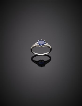 TIFFANY & CO Anello in platino, con zaffiro centrale ovale di ct. 1,20 circa,...
