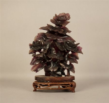Scultura in giada bruna a forma di vaso con fiori e coperchio. Cina. Inizi XX...
