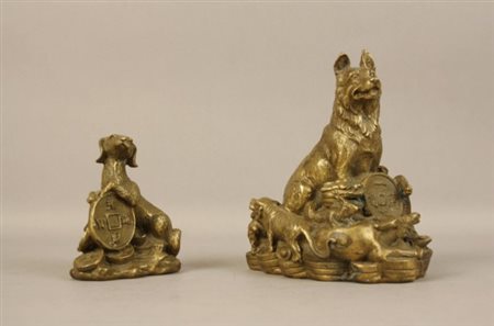 Firmato. Due cani in bronzo cesellato. XX secolo. Mis. Alt. massima cm 12.
