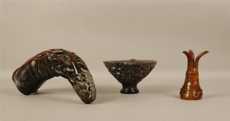Firmato. Tre sculture lavorate e intagliate in corno di bufalo d'acqua. Cina....