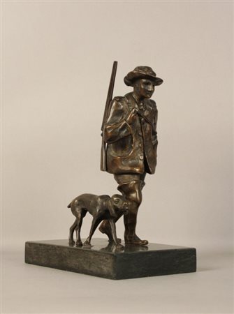 Firmato, datato. Piccolo bronzo su base di marmo raff. ''CACCIATORE CON...