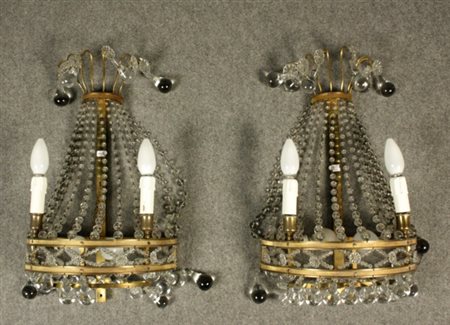 Firmato, datato. Coppia di appliques con gocce di vetro e fascia in ottone....