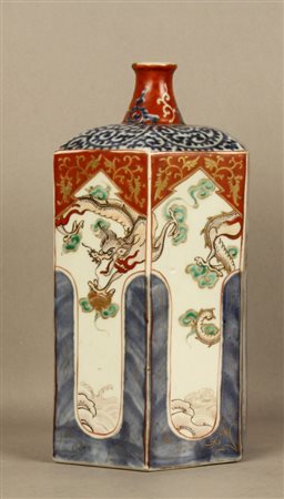 Firmato. Bottiglia in porcellana decorata. Cina. Fine XIX secolo. Difetti....