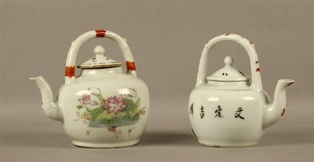 Firmato, datato. Due piccole teiere in porcellana con decori. Cina. XX...