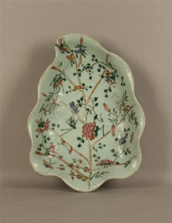 Firmato. Centrotavola in porcellana famiglia verde a forma di foglia decorato...