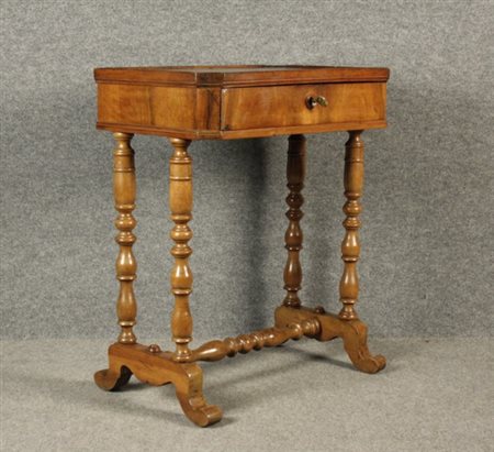 Firmato, datato. Tavolino da lavoro in legno di noce. XIX secolo. Difetti....