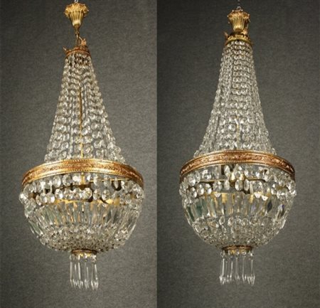 Firmato. Due lampadari modello imperino con fascia in bronzo e file di gocce...