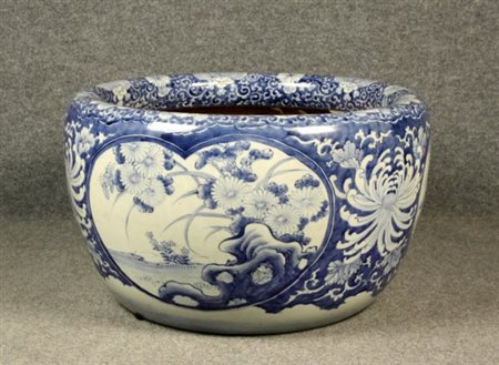 Firmato. Esemplare: 20 di 32. Cachepot in porcellana azzurra. Cina. Inizi XX...