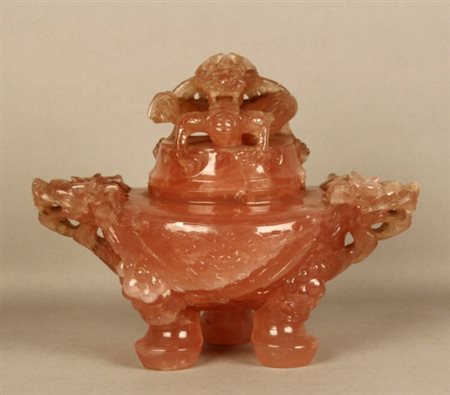 Firmato. Vaso con coperchio in giada rosa scolpita con teste di drago. Cina....
