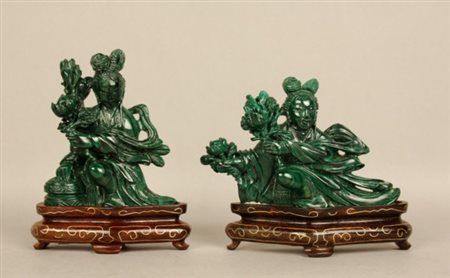 Firmato. Coppia di sculture in malachite su basi di legno raff. ''PERSONAGGI...