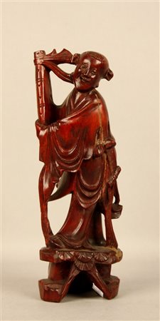 Firmato. Scultura in legno raff. ''PERSONAGGIO''. Cina. XX secolo. Mis. Lung....