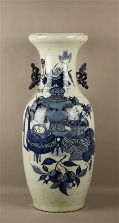 Firmato. Vaso a tromba in porcellana bianca e blu. Cina. XIX secolo. Difetti....