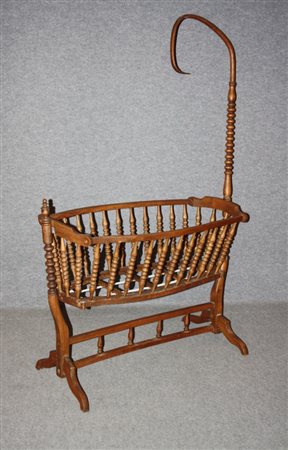 Firmato, datato. Culla in legno tornito. XIX secolo. Mis. Lung. cm. 120 Prof....