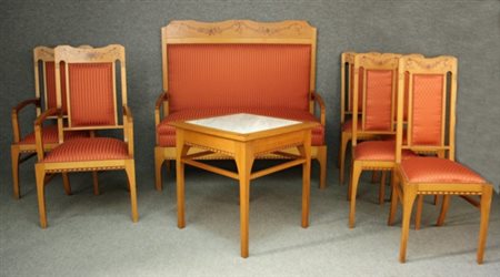 Firmato. Salotto composto da un divano, due poltrone, quattro sedie e un...