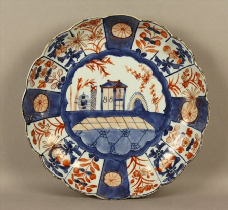 Firmato. Piatto in porcellana Imari. XIX secolo. Difetti. Mis. Diam. cm. 27 ca.