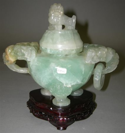 Firmato. Vaso in giada con coperchio sormontato da un leone e manici a forma...