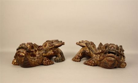 Datato. Coppia di sculture in legno laccato e dorato raff. ''LEONI''. Cina....