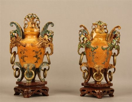 Firmato. Coppia di vasetti in osso con decori floreali policromi, su basi di...