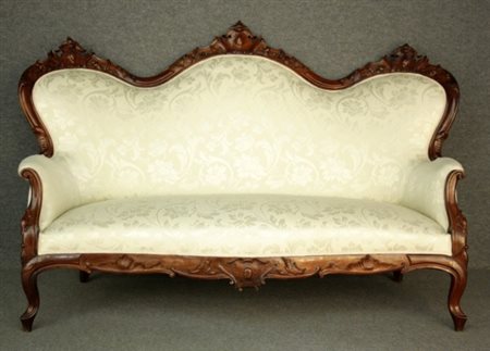 Firmato. Divano in legno di noce finemente intagliato. Periodo Luigi Filippo....