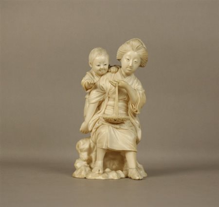 Scultura in avorio raff. ''VENDITRICE CON BAMBINO''. Cina. Inizi XX secolo....