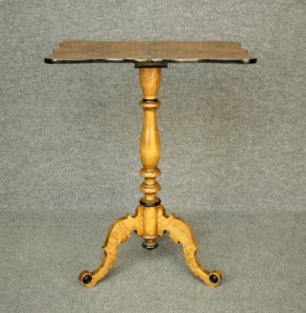 Firmato, datato. Tavolino in legno chiaro, gamba centrale tornita su tre...